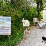 Peintures de Martine Malherbe exposées dans le jardin des sœurs de Nevers.