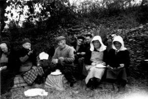 Pause des 10 heures des vendangeurs chez Charles Massus (Entre deux guerres). De gauche à droite : Mélie Gaveau, Esther Guinot, Albert Guinot, Jean Souny, Marcel Tourdias, Marie-Victorine Benoit, Marie-Eugénie Lelièvre (Collection Marie-Jeanne Gressard).