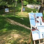Peintures de Daniel Carette exposées autour de la mare de Fontaine.