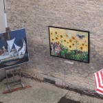 Peintures de Jean Marc Yencesse et Clive van Hoek exposées dans une rue de Fontaine.