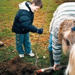 Plantation des arbres du verger de Fontaine par les enfants des écoles de Fontaine (2004)