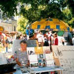 Le stand tenu par Denise Boutillon sous le tilleul de la Liberté, 2004.