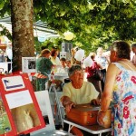 Discussion animée sur le stand des AVF, 2006.