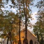 Soleil couchant sur l’église Saint-Bernard (Cliché Anne Lambert).